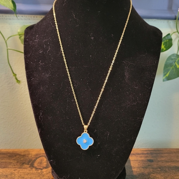 Gold and Blue Flower Pendant Fashion Necklace New - Picture 2 of 3